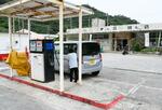 　「奥共同店」は、旅行者にとっても貴重な給油所だ＝沖縄県国頭村