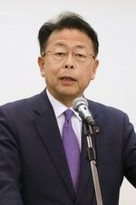 　記者団の取材に応じる公明党の西田幹事長＝２２日午後、山梨県昭和町