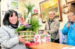 【当たったー！！】シイタケや干し芋などの地元グルメが当たる抽選会も。門松が当たってこの表情