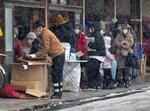 　能登半島地震で大きな被害を受けた石川県輪島市で、支援物資を求め列をなす人たち＝２６日午前