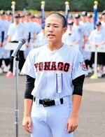 力強く選手宣誓する米子工の佐藤陽向主将＝６日、鳥取市のヤマタスポーツパーク野球場