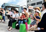 キッチンカーの出店やステージイベントで一斉傘踊りのムードを高める見物客ら＝１４日、鳥取市元町の智頭橋「きなんせ広場」