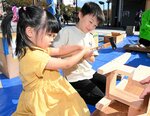 椅子のくぎ打ちに挑戦する子供ら＝３日、鳥取市栄町の若桜街道