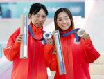 　パリ五輪のスケートボード女子ストリートで金メダルを獲得した吉沢恋（右）と銀メダルの赤間凜音＝２８日、パリ（共同）