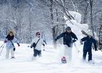 　２０２３年２月、雪の上を走り回るプログラムの参加者ら＝北海道上川町（大城美空さん提供）