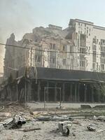 　７日、ウクライナ・ドネツク州ポクロフスクで、ロシア軍のミサイル攻撃を受け損壊した建物（同州知事提供、ロイター＝共同）