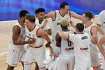 　バスケットボール男子のＷ杯準々決勝でラトビアを破り、喜ぶドイツチーム＝マニラ（ＡＰ＝共同）