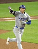 　米大リーグ、ロッキーズ戦で５４号３ランを放ったドジャース・大谷翔平。打点も１３０となった＝９月２７日、デンバー（共同）