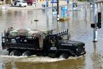 　ハリケーン「ベリル」が通過後、洪水の中を進む警察の救助車両＝８日、米テキサス州ヒューストン（ロイター＝共同）