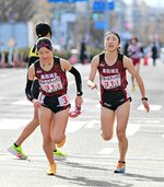 女子　鳥取城北は１区宮垣（右）からたすきを受けた２区金子が順位を一つ上げる＝京都市内