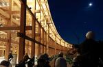 　試験点灯された、大阪・関西万博会場の象徴となる木造巨大屋根「リング」＝２１日夜、大阪市の夢洲