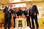 鏡開きで祝う（左から）宮城野親方、広田市長、伯桜鵬関、河越行夫倉吉商工会議所会頭、伊勢ケ浜親方＝１日、ＪＲ倉吉駅前のホテルセントパレス倉吉