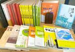 　書店に並ぶ上海語の書籍＝２０２４年４月８日、中国上海市（共同）