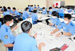 オリジナル新聞の制作に取り組む新人警察官ら