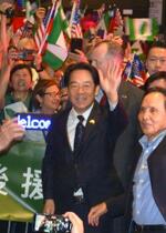 　１２日、米ニューヨークのホテル前で支持者に歓迎され、手を振る台湾の頼清徳副総統（共同）