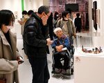 作品を楽しむ来場者ら＝１５日、米子市美術館