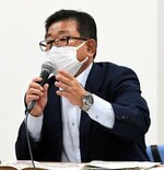 保護者や地域住民に候補地変更の経緯を説明する広田市長＝１１日、倉吉市役所第２庁舎