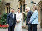　オックスフォード大のベリオール・カレッジに到着し、関係者の出迎えを受けられる天皇、皇后両陛下＝６月２８日、英オックスフォード（共同）