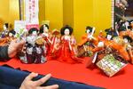 　「福よせ雛」の会場に飾られた野球をする様子を表したひな人形＝２７日午後、鳥取県日野町
