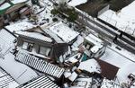 　地震で被害を受けた家屋＝１６日午後１時５５分、石川県珠洲市宝立町（ドローンから）