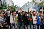 　バングラデシュの首都ダッカの通りで、ハシナ首相の辞任を求めて気勢を上げるデモ参加者＝４日（ロイター＝共同）