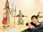 美術工芸甲子園で大賞を受賞した「姫」（左）などを展示している野崎さん＝安来市安来町の市観光交流プラザ