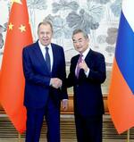 　握手する中国の王毅外相（右）とロシアのラブロフ外相＝９日、北京（中国外務省の「微博（ウェイボ）」から、共同）