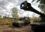 　ウクライナ東部ドネツク州で、ロシア軍を砲撃するため準備するウクライナ軍の自走りゅう弾砲＝１１日（ロイター＝共同）
