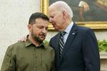 　９月２１日、米ホワイトハウスでウクライナのゼレンスキー大統領（左）と対面したバイデン大統領＝ワシントン（ＡＰ＝共同）