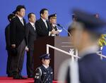 　航空観閲式で訓示する岸田首相。左は木原防衛相＝１１日午前、埼玉県の航空自衛隊入間基地