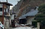 地震発生から４日後の石川県輪島市町野町。祖父は倒壊している瓦屋根の雑貨店（右奥）のがれきの下敷きになった＝１月５日