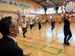 釧路市の鳥取小でしゃんしゃん傘踊りの歓迎を受ける深沢市長＝１３日、北海道釧路市鳥取北３丁目の鳥取小