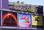 　「バービー」とオッペンハイマーの伝記映画のポスターが並ぶ米ロサンゼルスの映画館＝７月２８日（ＡＰ＝共同）