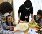 マーブリングに取り組む入居者ら＝愛知県知立市のグループホーム「ながしのの里」