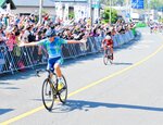 自転車の少年男子個人ロードレースで頂点に立った吉田奏太（左）＝大隈広域特設コース