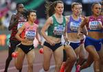 　女子１５００メートル準決勝　１組１２着で敗退した田中希実（左から２人目）＝ブダペスト（共同）