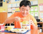 非常食「アルファ化米」を試食する児童＝１日、香美町村岡区川会の射添小