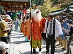 　和歌山県かつらぎ町の丹生都比売神社で開かれた花盛祭の「渡御の儀」の行列＝１４日午後