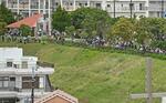 　津波警報の発表を受け、那覇市の高台に避難した人たち＝３日午前１０時ごろ