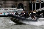 （写真３）開会式が行われるセーヌ川をボートで警戒する警察官＝１６日