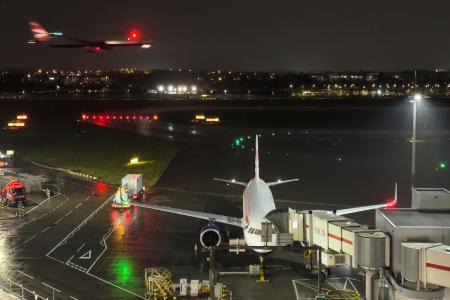 　運行を一部再開したヒースロー空港＝２１日、ロンドン（ＡＰ＝共同）