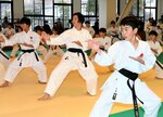 空手道の形の練習を繰り返す参加者＝８日、鳥取市東町１丁目の市武道館