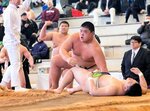 団体決勝・鳥取城北―足立新田　鳥取城北は大将の井上（中央）が寄り倒して優勝を決める＝１６日、高知県立春野総合運動公園相撲場