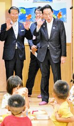 １４日に総裁選不出馬を表明した岸田首相（右）＝２０２３年７月、日吉津村日吉津の「ミライトひえづ」（代表撮影）