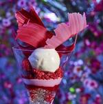 　展覧会の開催中にレストランで提供される、蜷川実花さんの代表的モチーフの花をイメージしたフランボワーズのパルフェ（提供写真）