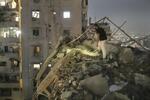 　イスラエル軍の空爆で破壊された建物を確認する男性＝７月３０日、レバノン・ベイルート郊外（ＡＰ＝共同）