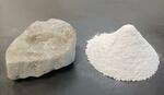 　ペタライトの鉱物（左）と粉末（萬古陶磁器工業協同組合提供）