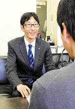 大会直前の準備について説明する岡本さん