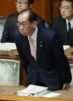 　参院本会議で改正地方自治法が可決、成立し一礼する松本総務相＝６月