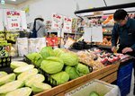 猛暑の影響で価格が高騰した野菜が並ぶ売り場＝２１日、鳥取市湖山町北６丁目のエスマート湖山店